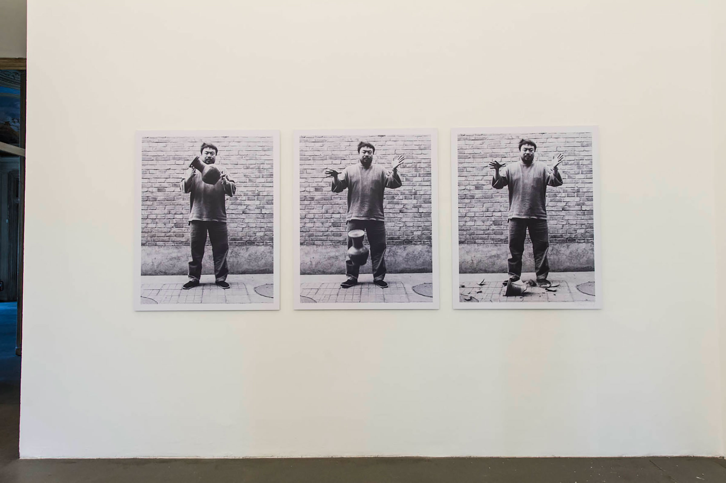 Ai Weiwei, Dropping a Han Dynasty Urn, 1995